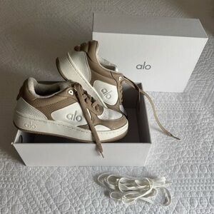 Alo Recovery Mode Sneaker gravel/white  Size 6